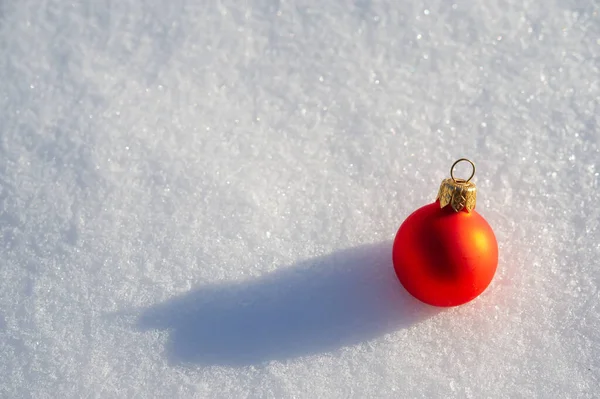 晴れた日に雪の上の赤いクリスマスボール 祭りの背景 — ストック写真