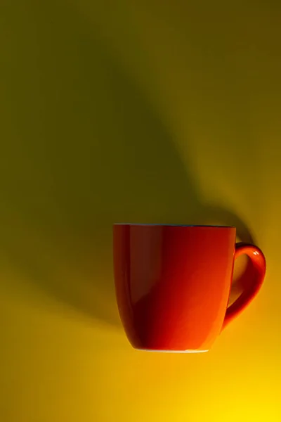 Orangefarbene Tasse Und Dunkler Schatten Auf Gelbem Hintergrund Geschäftskonzept Web — Stockfoto