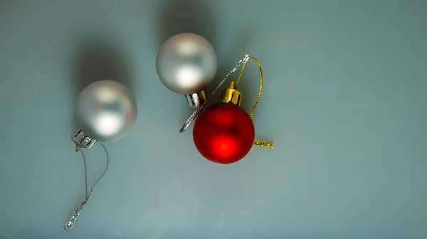 一个新年红的 有金丝绳 两个银球 绿色背景上有银丝绳 节日背景 — 图库照片