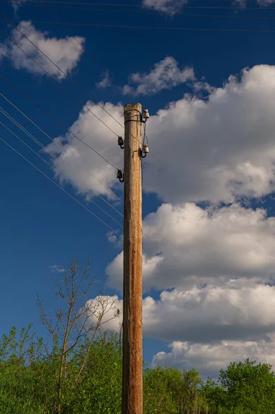 Houten Paal Met Een Hoogspanningsleiding Tegen Een Blauwe Lucht Met — Stockfoto