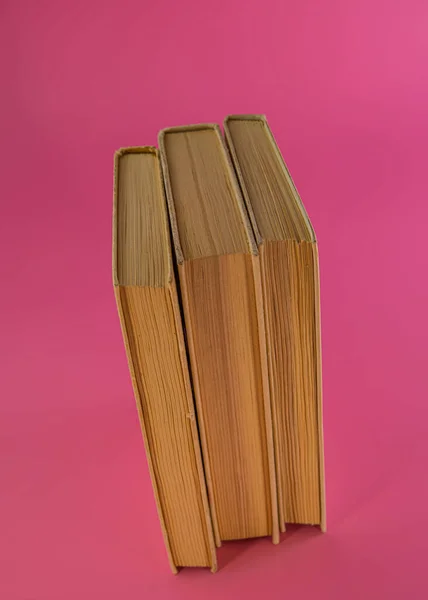 Oude Boeken Met Een Roze Achtergrond Bedrijfsconcept — Stockfoto
