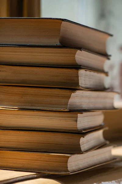 Pilha Livros Antigos Encontra Fundo Uma Janela Dia Ensolarado Conceito — Fotografia de Stock