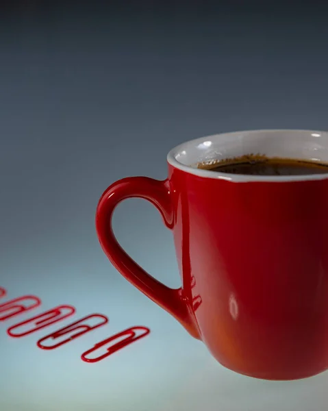 Rote Tasse Mit Kaffee Und Roten Büroklammern Liegen Auf Hellem — Stockfoto