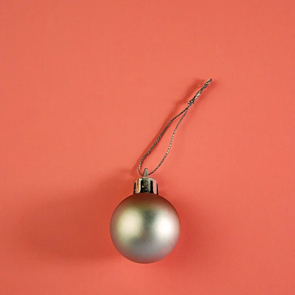 Jul Silver Boll Med Ett Silverrep Rosa Bakgrund Festlig Bakgrund — Stockfoto