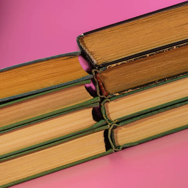 Oude Boeken Met Een Roze Achtergrond Bedrijfsconcept — Stockfoto