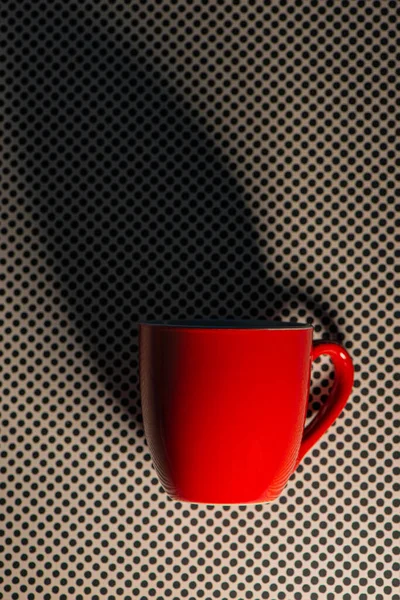 Rote Tasse Und Dunkler Schatten Auf Hellem Hintergrund Bedeckt Mit — Stockfoto