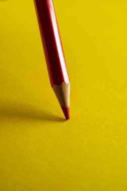 Sarı kağıtta kırmızı kalem ve gölge. İş konsepti.