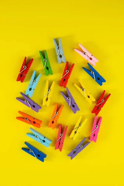 Meerkleurige Houten Wasknijpers Liggen Een Gele Trendy Achtergrond Bedrijfsconcept Achtergrond — Stockfoto