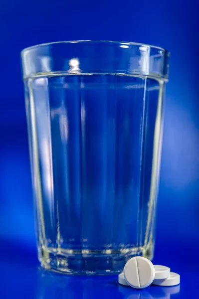 Vaso Agua Limpia Una Tableta Sobre Fondo Claro Concepto Médico — Foto de Stock