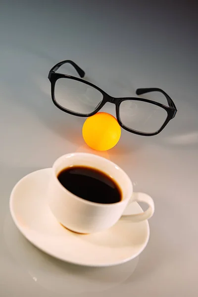 Gläser Und Eine Orangefarbene Kugel Und Kaffeetasse Auf Hellem Hintergrund — Stockfoto
