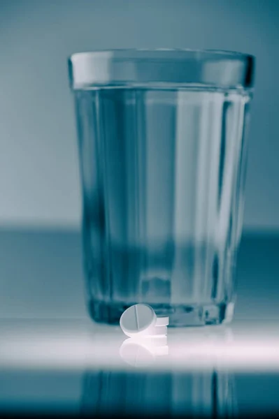 Glas Rent Vatten Och Tablett Ljus Bakgrund Medicinskt Koncept — Stockfoto
