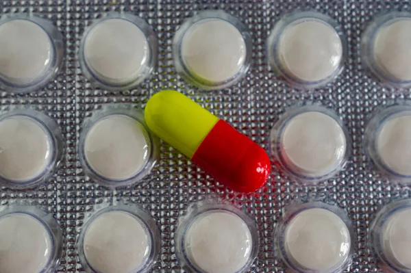 Ezüst Buborékcsomagolásban Kapszulában Lévő Tabletták Asztalon Vannak Orvosi Fogalom — Stock Fotó
