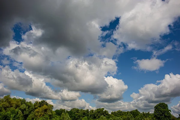 Wolken Blauwe Lucht Loofbos Weide Voorjaarsseizoen — Stockfoto