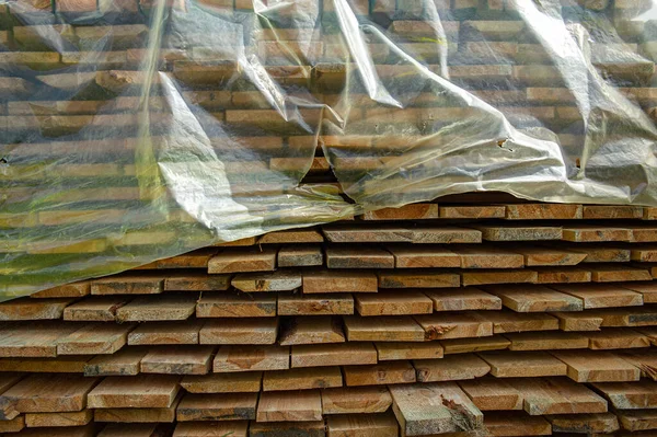 Holzbalken Für Den Hausbau Werden Unter Natürlichen Bedingungen Getrocknet Und lizenzfreie Stockbilder