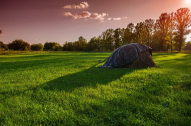 Kırsal kesimde akşam bir çayırda saman yığını. Yaz sezonu. Ukrayna. Avrupa.