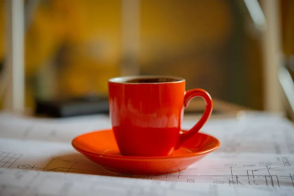 Tasse Mit Kaffee Auf Einem Teller Arbeitszimmer Steht Auf Den — Stockfoto