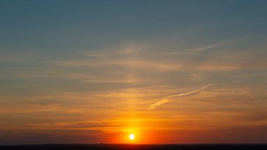Kırsal kesimdeki tepelerin üzerinde gün batımı. Bahar akşamı. Web pankartı.