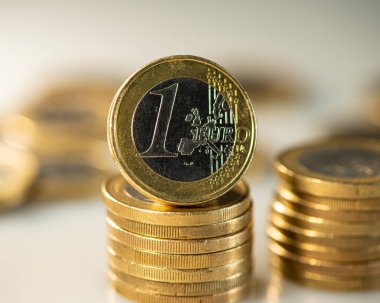 Bir Avro sikke destesine bir Avro. İş konsepti.