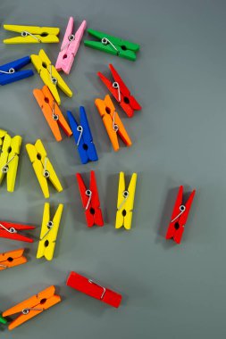 Mandallar gri arka planda kaotik bir düzende. İş konsepti. Koruyun. Web pankartı.