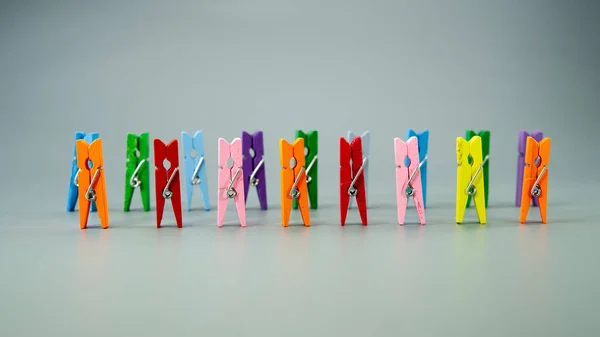 Des Pinces Linge Multicolores Sont Rangées Sur Fond Gris Concept — Photo