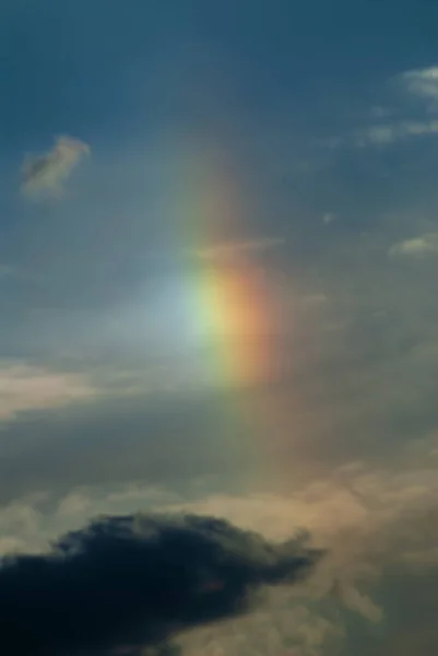 Arco Iris Sobre Fondo Cielo Azul Oscuro Nubes Paisaje Rural — Foto de Stock