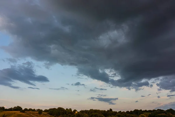 Βραδινά Σύννεφα Ουρανού Και Βροχής Τοπίο Υπαίθρου Καλοκαιρινή Περίοδος Αύγουστος — Φωτογραφία Αρχείου