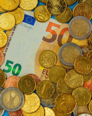 50 avroluk kağıt para ve bir sürü bozuk para. İş konsepti.