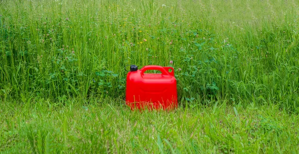 绿色草甸背景上的红色塑料罐 春天的季节网络横幅 设计方面 — 图库照片