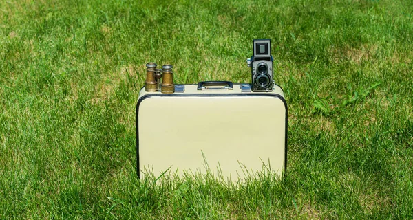 Oldtimer Koffer Fernglas Und Filmkamera Vor Grünem Gras Sommerzeit Web — Stockfoto