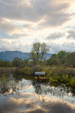 Dağların arka planına sahip resim gibi nehir manzarası