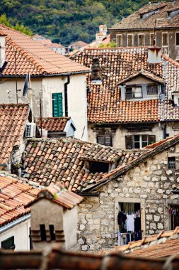 Eski kiremitli çatıların ayrıntılı görünümü