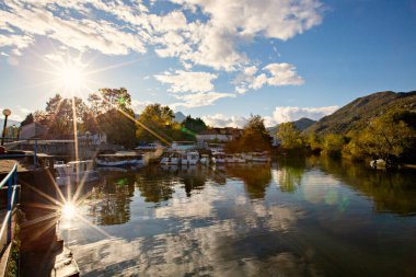 MONTENEGRO - Ekim 2020: Balkan Yarımadası 'nın en büyük gölü ve Karadağ' ın en büyük ulusal parklarından biri olan tekneli Skadar Gölü manzarası