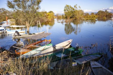 MONTENEGRO - Ekim 2020: Balkan Yarımadası 'nın en büyük gölü ve Karadağ' ın en büyük ulusal parklarından biri olan tekneli Skadar Gölü manzarası