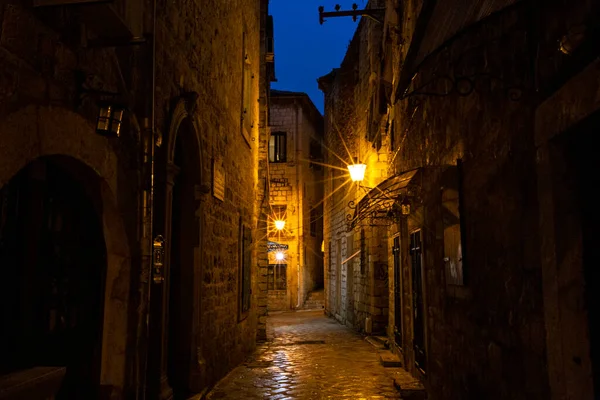 Geceleyin Eski Şehirde Boş Dar Bir Cadde — Stok fotoğraf