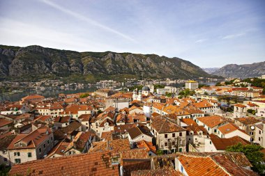 KOTOR, MONTENEGRO - Ekim 2020: Kotor çatılarının havadan görünüşü. Tarihi Kotor kentinin kiremit çatıları, Unesco dünya mirası, Karadağ
