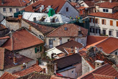 KOTOR, MONTENEGRO - Ekim 2020: Kotor çatılarının havadan görünüşü. Tarihi Kotor kentinin kiremit çatıları, Unesco dünya mirası, Karadağ