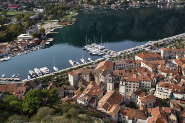 KOTOR, MONTENEGRO - Ekim 2020: Kotor tarihi kentinin Eski Evleri, yukarıdan manzara, Kotor Körfezi, Unesco Heritage, Karadağ
