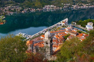 KOTOR, MONTENEGRO - Ekim 2020: Kotor tarihi kentinin Eski Evleri, yukarıdan manzara, Kotor Körfezi, Unesco Heritage, Karadağ