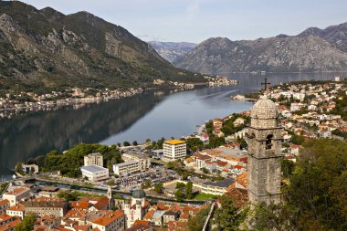 KOTOR, MONTENEGRO - Ekim 2020: Kotor tarihi kentinin Eski Evleri, yukarıdan manzara, Kotor Körfezi, Unesco Heritage, Karadağ