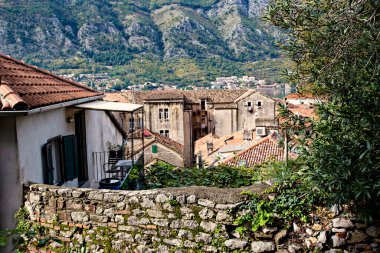 KOTOR, MONTENEGRO - Ekim 2020: Dar Sokak ve Karadağ 'ın Eski Kotor Kasabası' nın tarihi mimarisi