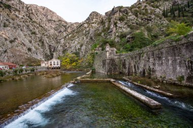 KOTOR, MONTENEGRO - Ekim 2020: Karadağ 'ın tarihi Kotor kentinin eski kent duvarı