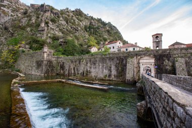 KOTOR, MONTENEGRO - Ekim 2020: Karadağ 'ın tarihi Kotor kentinin eski kent duvarı
