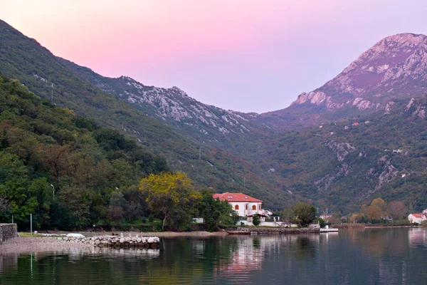 Colorato Tramonto Mare Con Sfondo Montagne — Foto Stock