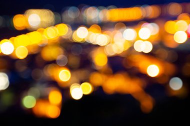 Gece şehir ışıkları havadan görünüyor, bulanık odaklanmış çekim