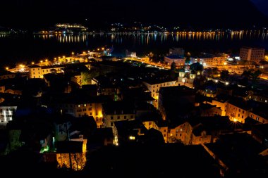 Gece şehir ışıkları havadan görünüyor. 