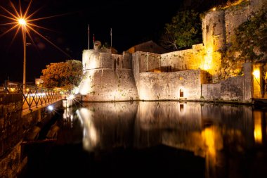 Nehirde yansıması olan eski şatonun gece manzarası