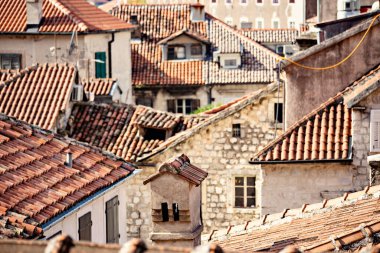 Kotor 'un çatılarının havadan görüntüsü. Tarihi Kotor kentinin kiremit çatıları, Unesco dünya mirası, Karadağ
