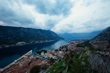 KOTOR, MONTENEGRO - Ekim 2020: Kotor Körfezi 'nin güzel manzarası ve Karadağ' ın Kotor Eski kasaba perspektifinden gün batımı