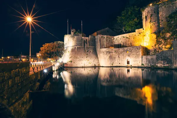 Nattutsikt Över Gamla Slottet Med Reflektion Floden — Stockfoto