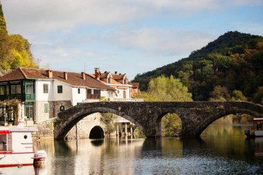 STARI MOST, MONTENEGRO - Ekim 2020: Karadağ 'ın Rijeka Crnojevia nehri üzerindeki eski Köprü (Stari Most) kasabası